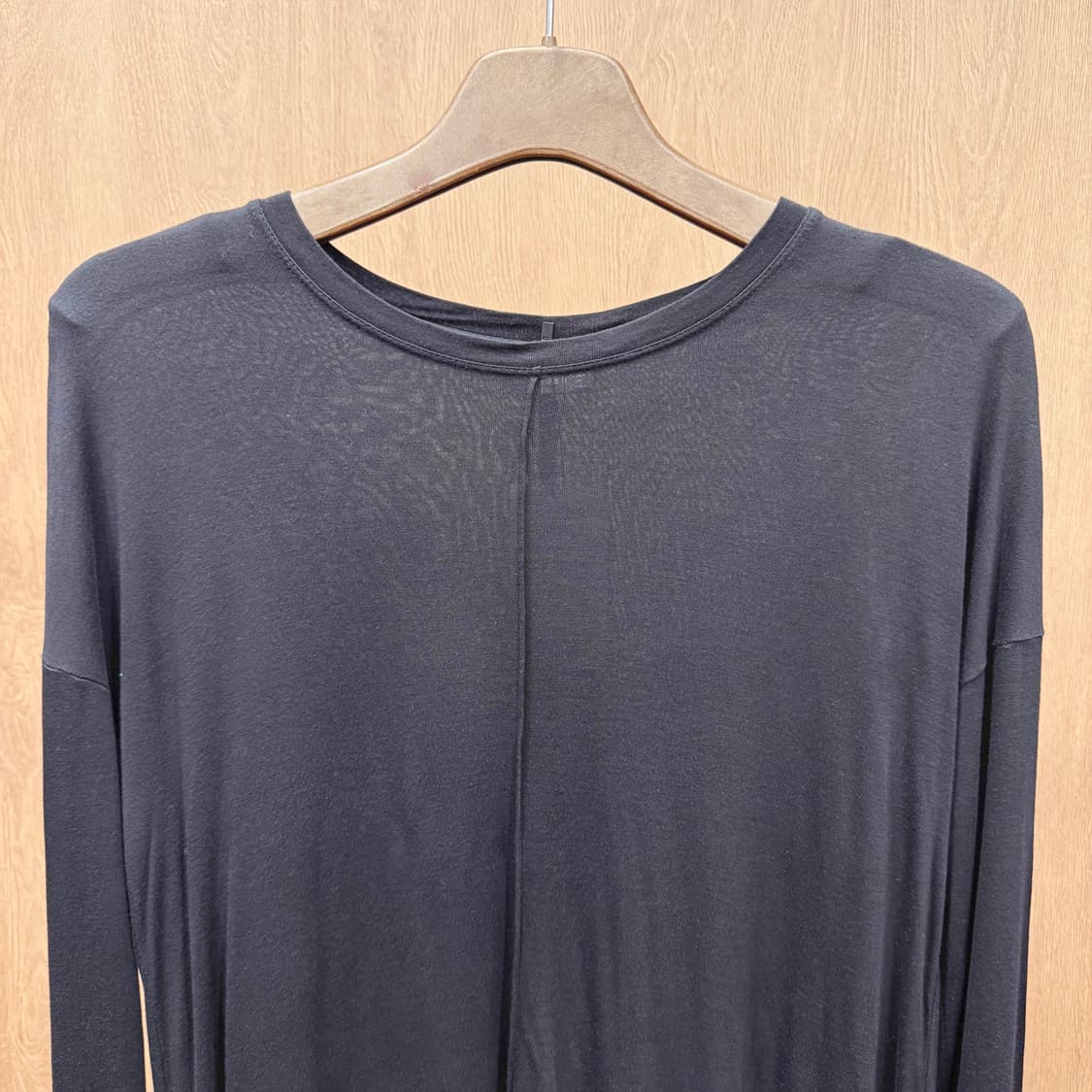 빈스 롱슬리브 라운드넥 심플 비스코스 긴팔 티셔츠 루즈핏 블랙 상품이미지4