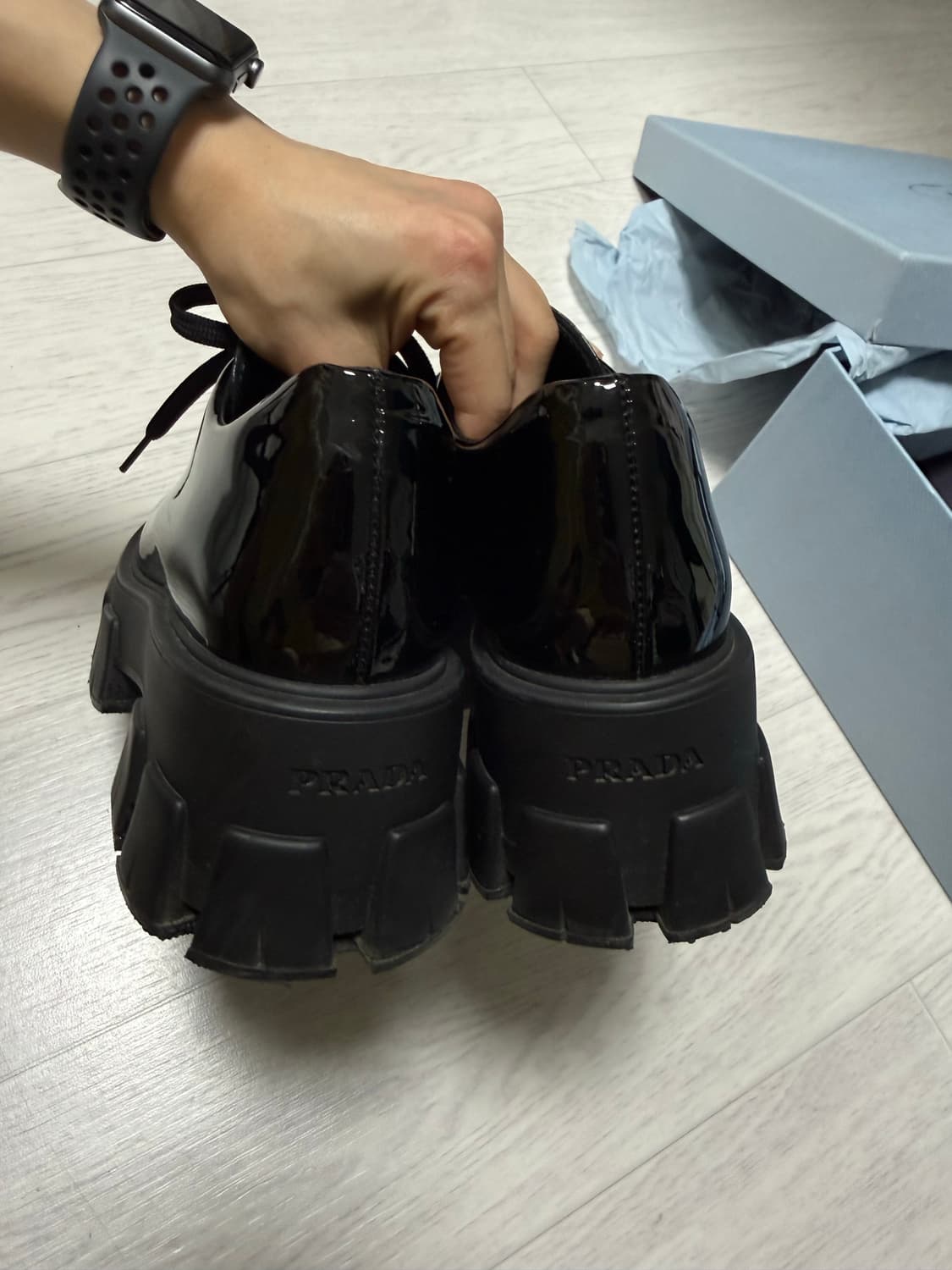 (PRADA) 프라다 블랙 에나멜 플랫폼 더비슈즈 -35 상품이미지4