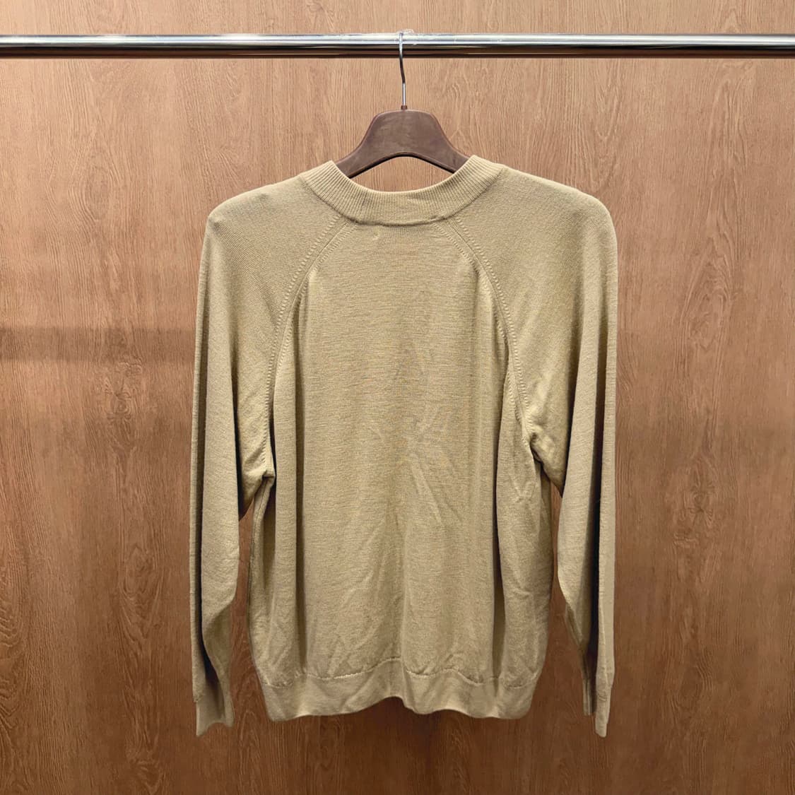 버버리 라운드넥 긴팔 니트 무지 로고 자수 디테일 레귤러핏 베이지 상품이미지3