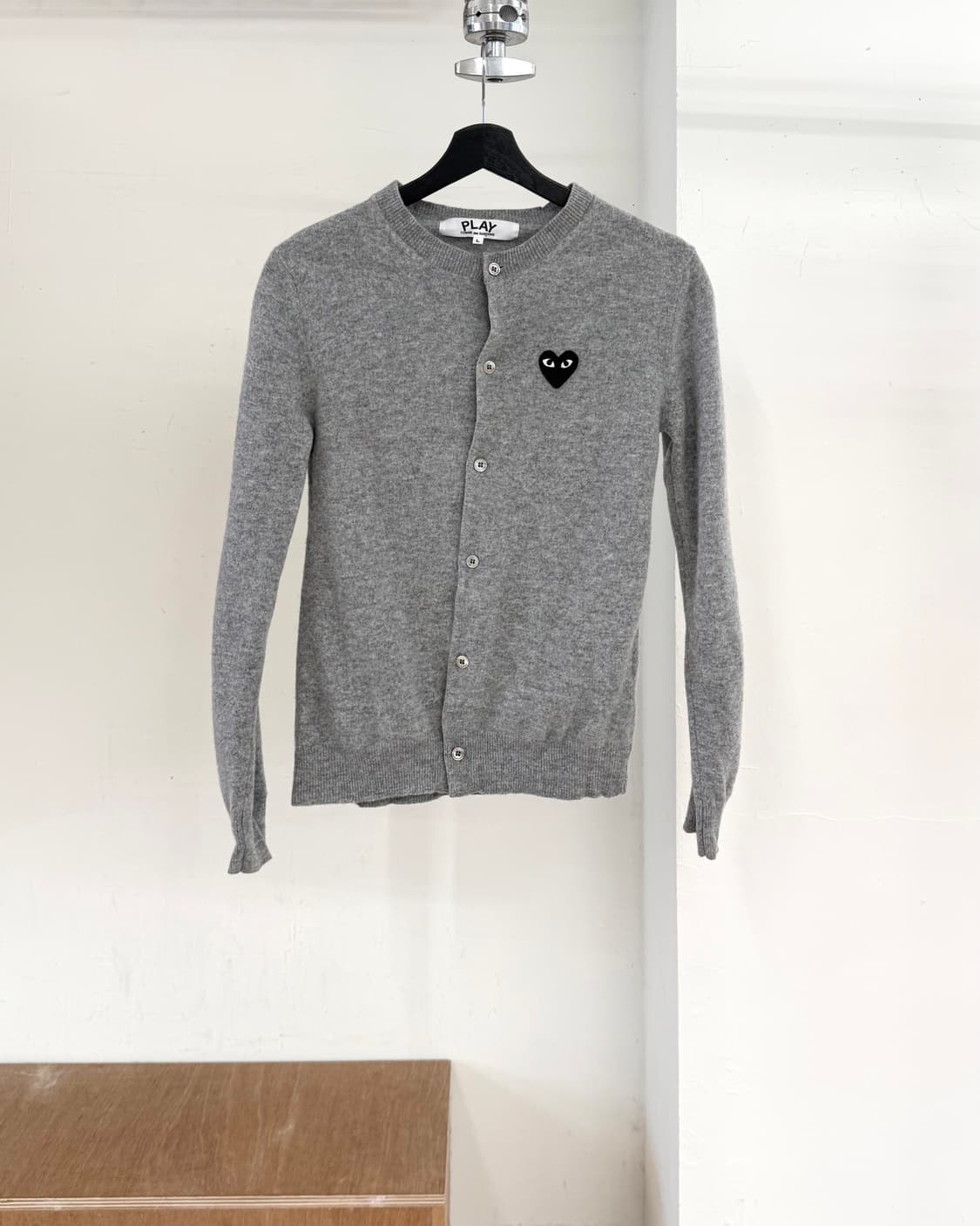 꼼데가르송 플레이 그레이 블랙 하트패치 가디건 상품이미지1