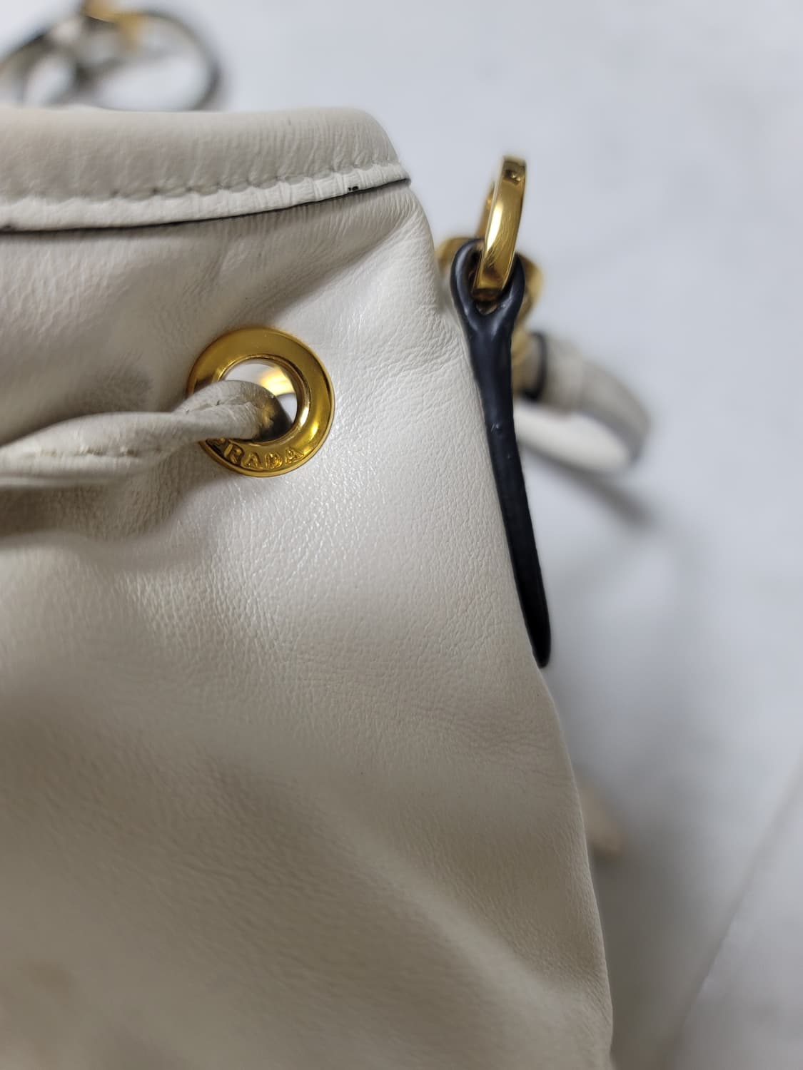 프라다 화이트 듀에 복조리 버킷백 상태굿

 상품이미지5