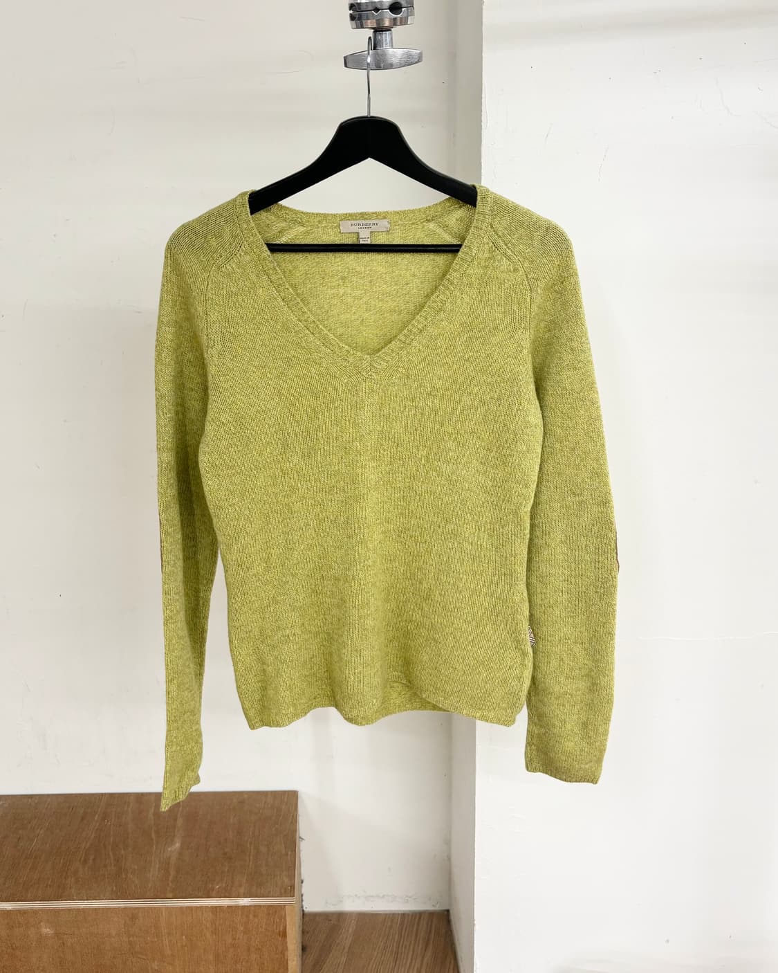 버버리 라임 그린 브이넥 니트 상품이미지1