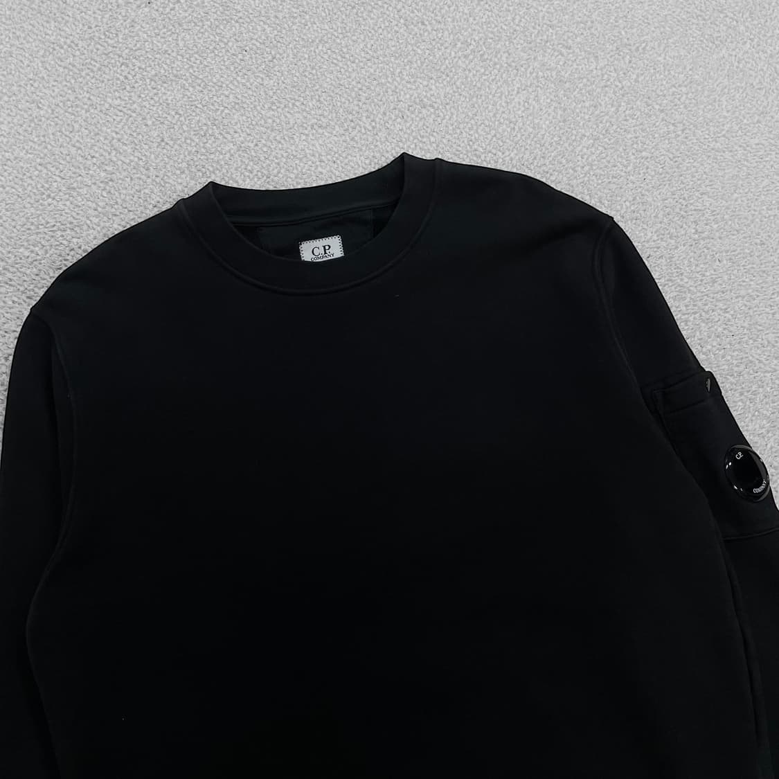 C.P 컴퍼니 렌즈 와펜 크루넥 맨투맨 블랙 상품이미지3