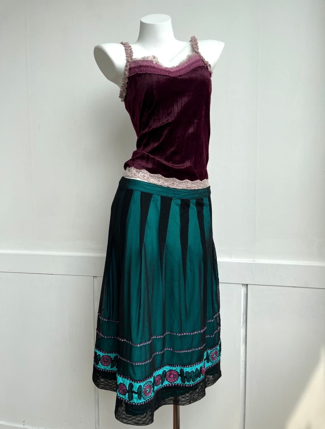 QUEUE 벨벳 레이스 슬리브리스 탑 상품이미지2