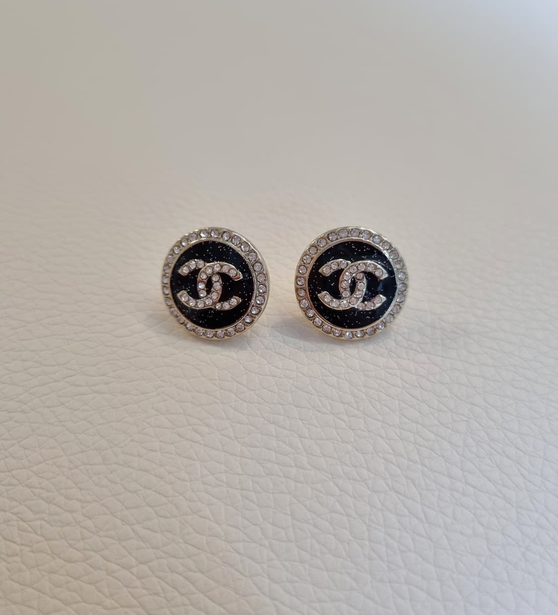 샤넬 블랙스톤 보석장식 CC 단추 귀걸이  업사이클링 상품이미지4