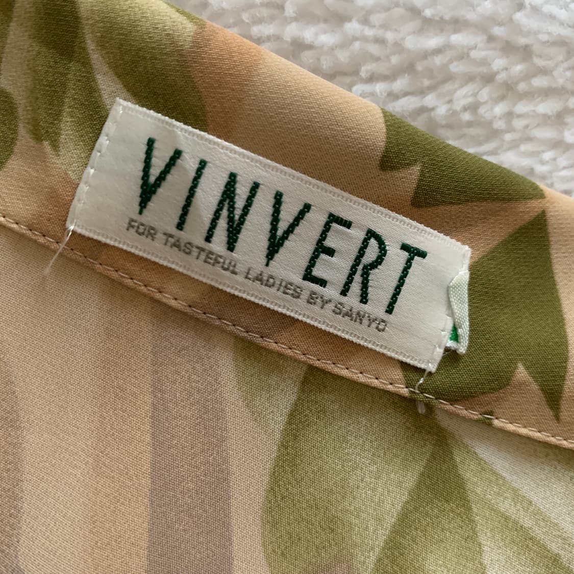 빈버트 VINVERT 보타니컬 패턴 오픈 카라 블라우스 상품이미지4