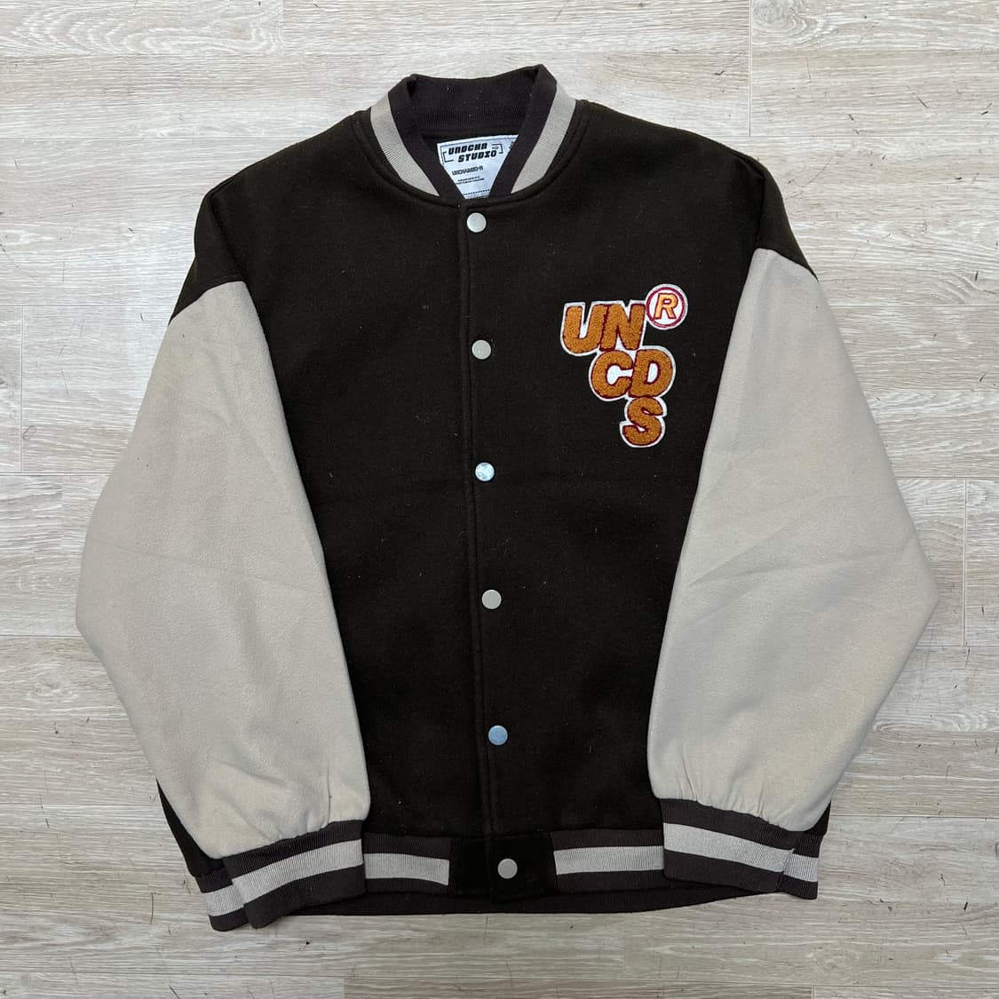 언체인드 스튜디오 자수 로고 스타디움 바시티 자켓 [브라운] L/100 상품이미지1