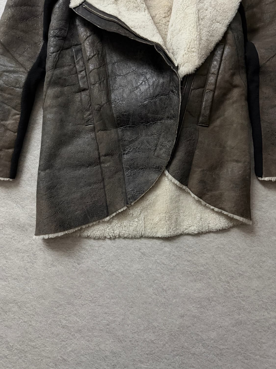 헬무트랭 비대칭 실루엣 램스킨 무스탕 상품이미지7