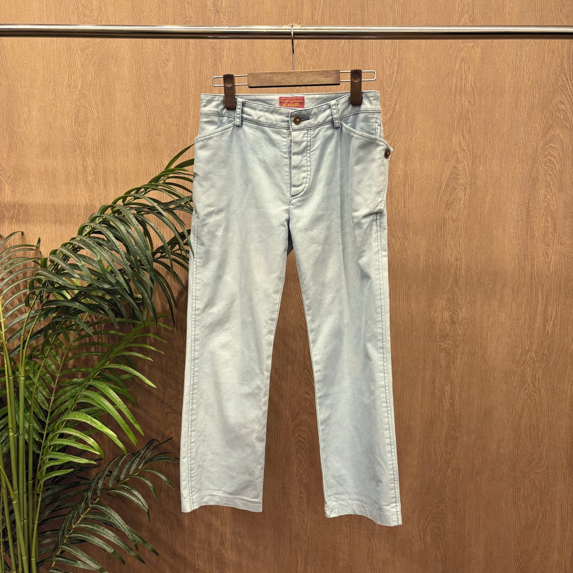 비비안 웨스트우드 코튼 슬림 팬츠 사이드 버튼 포켓 디테일 라이트 블루 상품이미지1