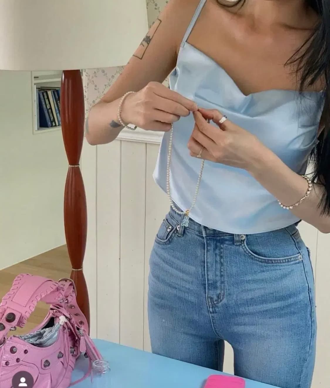 페일제이드 새틴 나시 스윗하트탑 상품이미지1