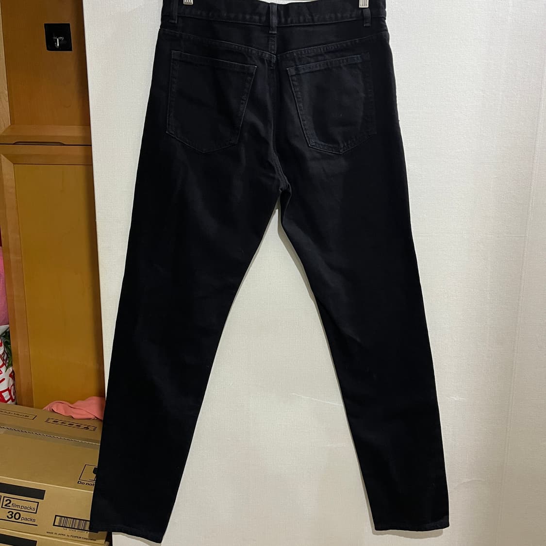 (29/32) COS 코스 레귤러핏 블랙 데님 팬츠 상품이미지2
