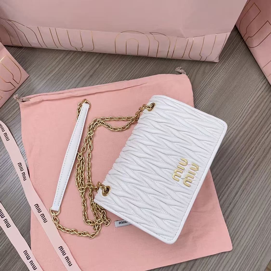미우 미우 마테라쎄 나파 가죽 미니백 화이트 상품이미지5