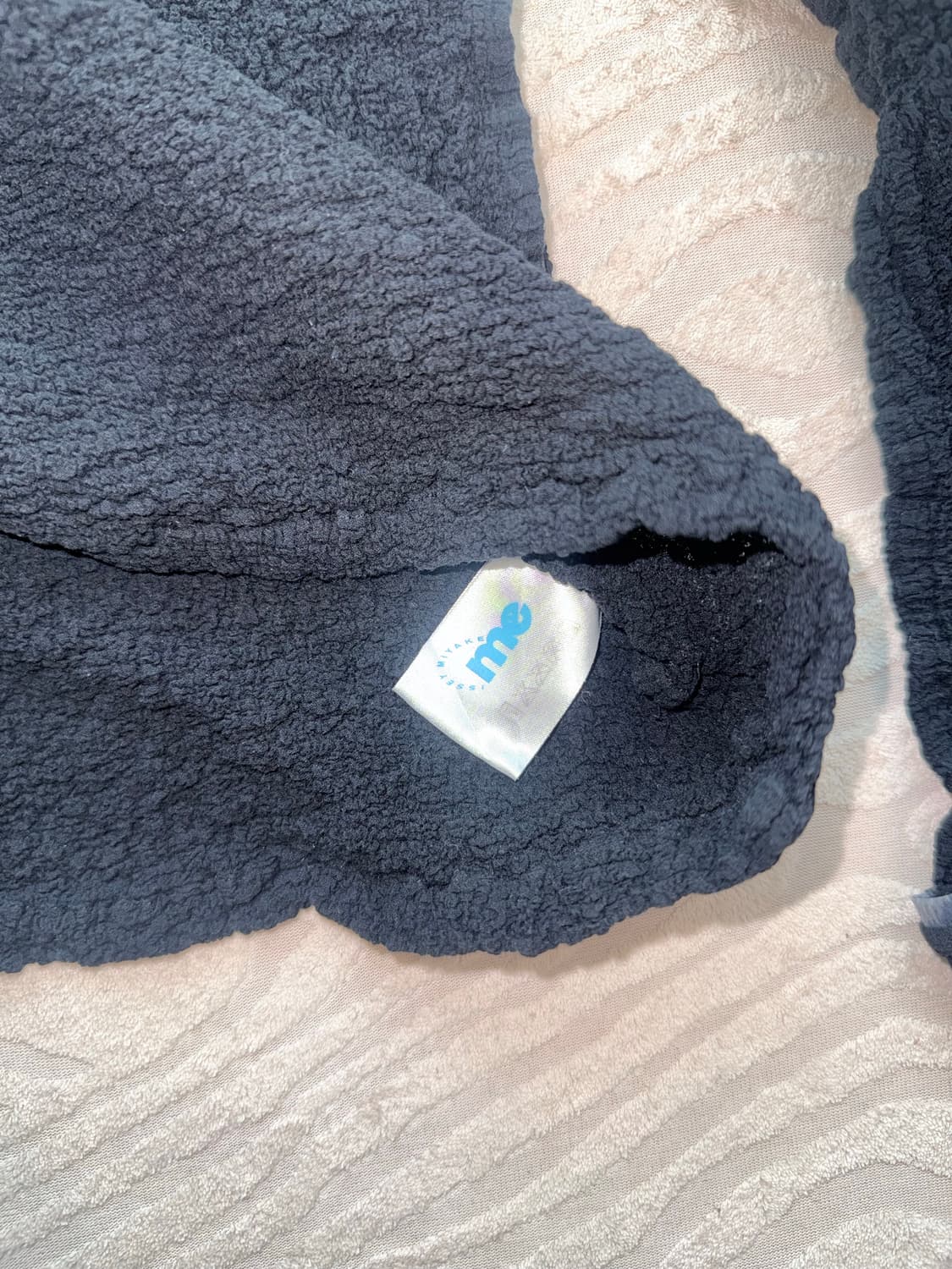 이세이 미야케 블랙 프릴 터틀넥티 상품이미지3