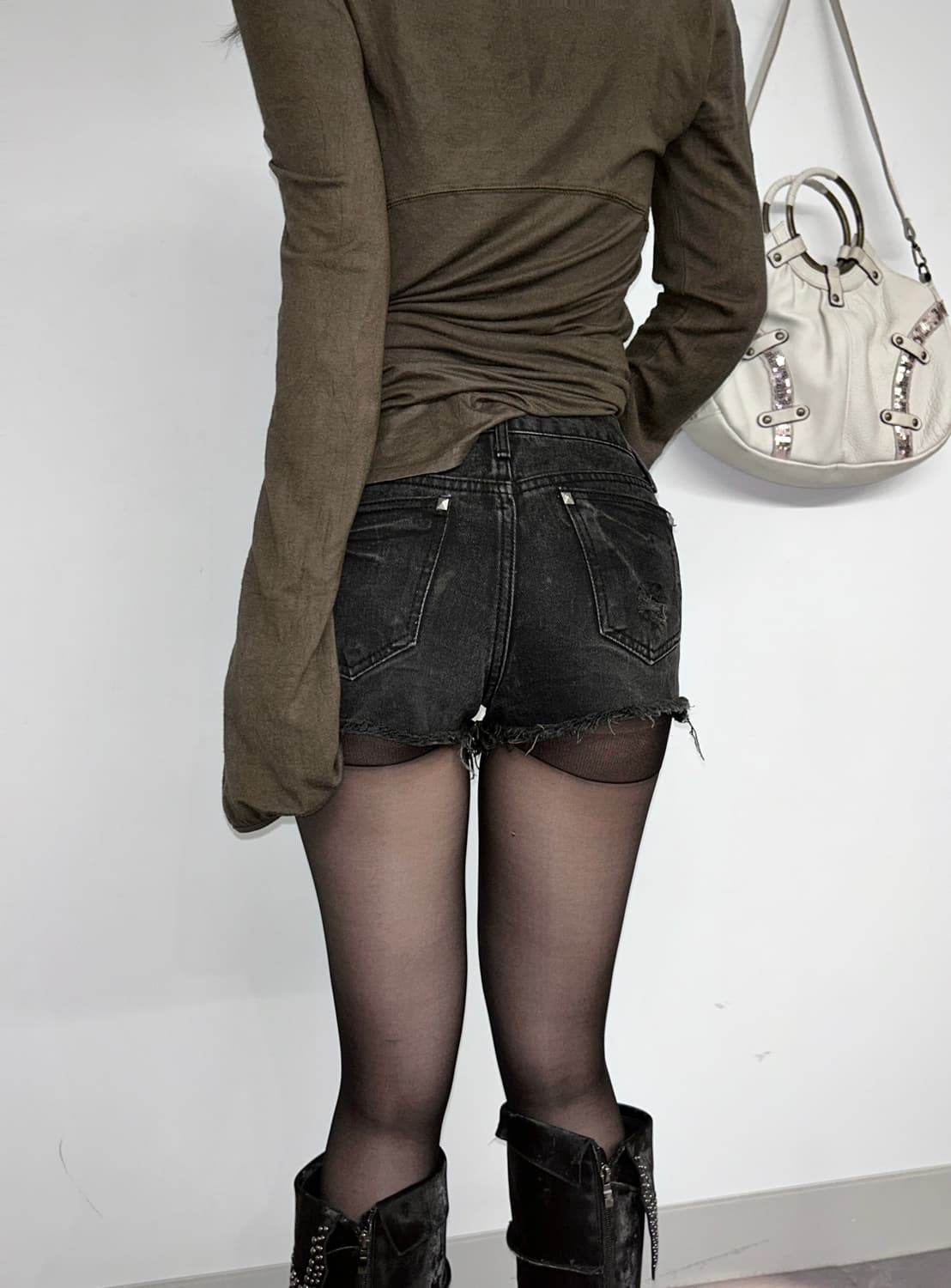 Studded Distressed Black Denim Shorts 상품이미지3