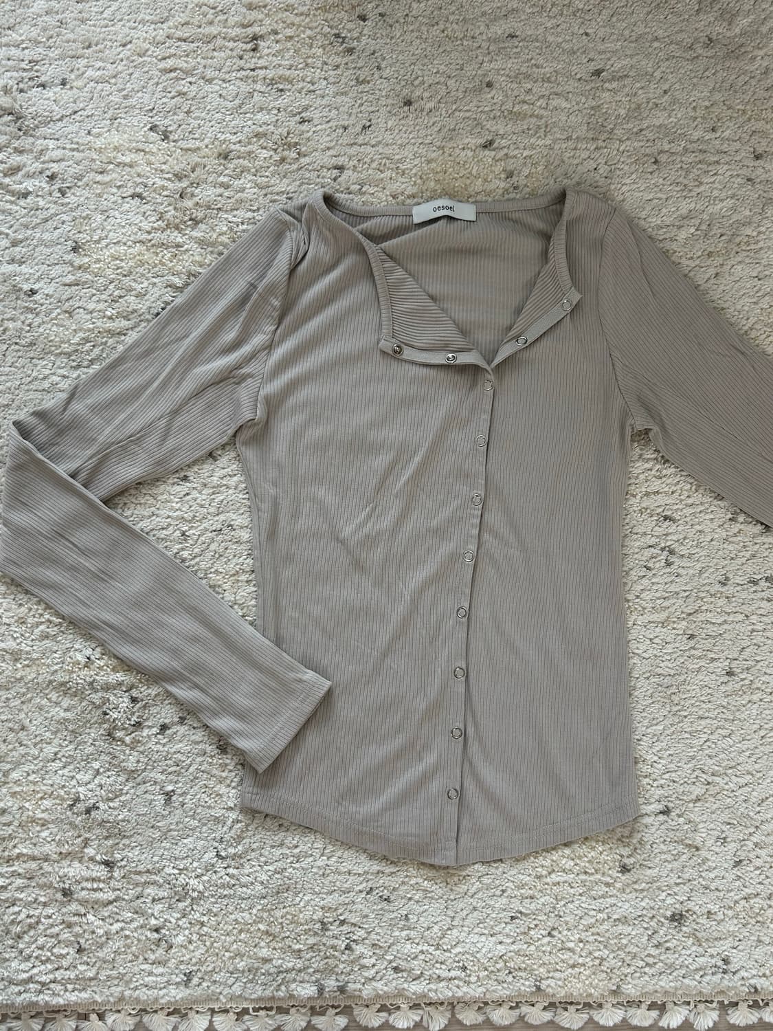 오이소엘 Diagonal boat neck top (Taupe) 상품이미지3