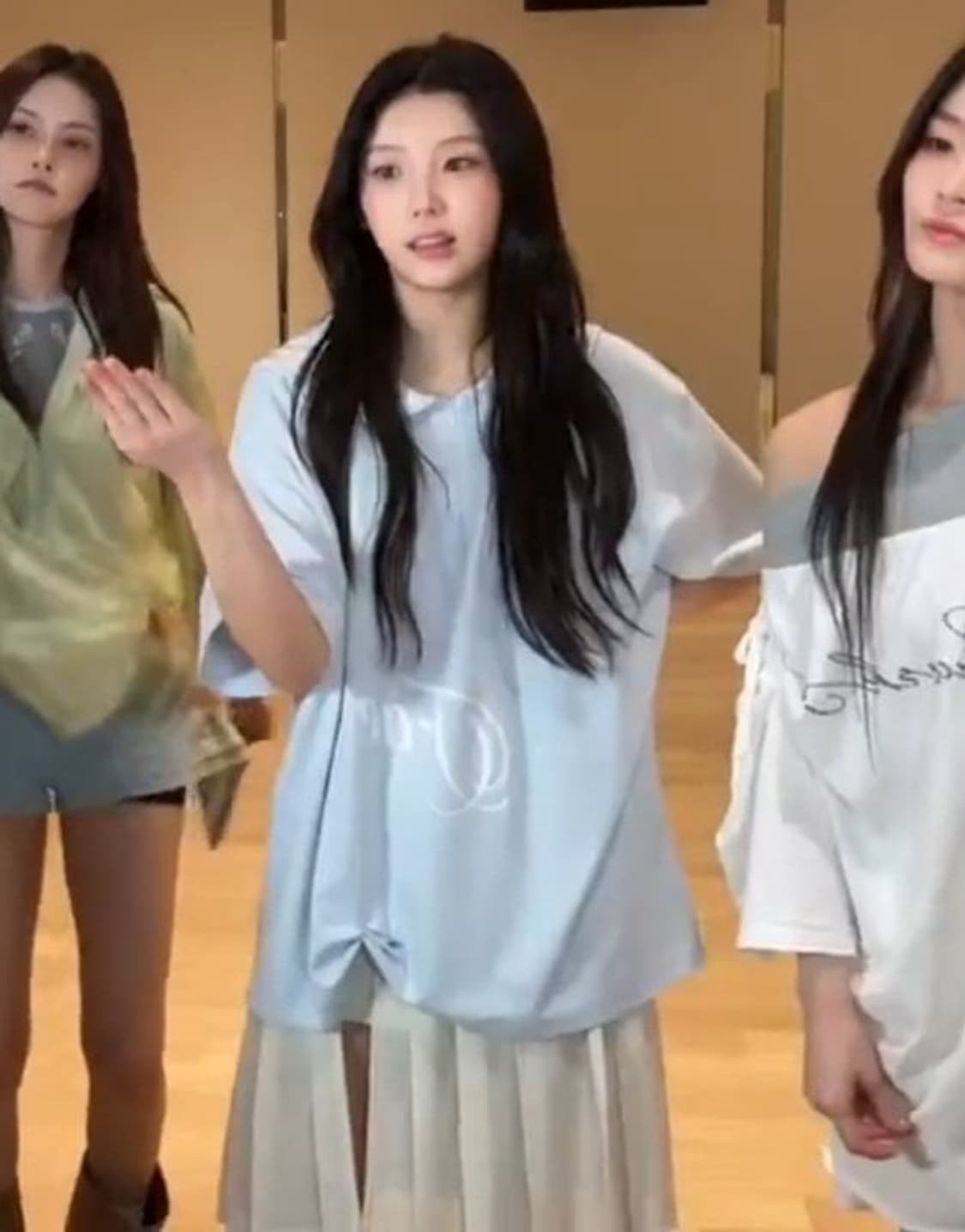 아일릿 모카 원희 착용 샵페어리 세일러 칼라 메쉬 루즈탑 스카이블루 하늘 상품이미지3