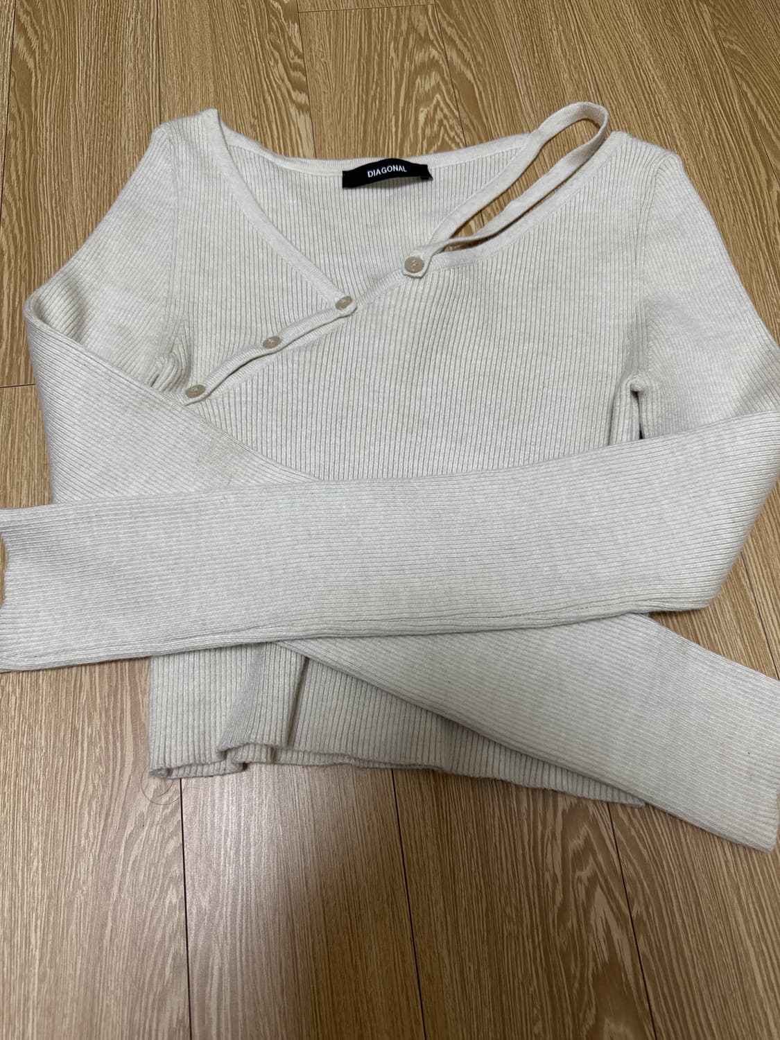 다이애그널 스트랩 버튼 니트탑 상품이미지1