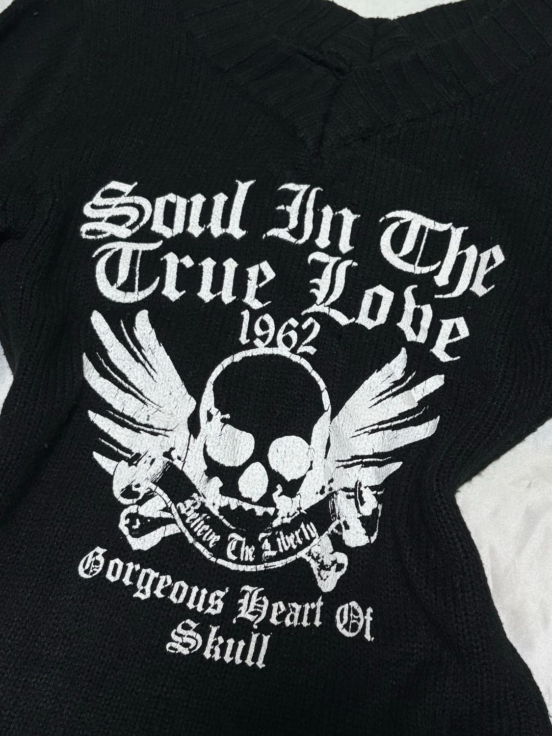 스컬 브이넥 딱붙 니트 상품이미지2