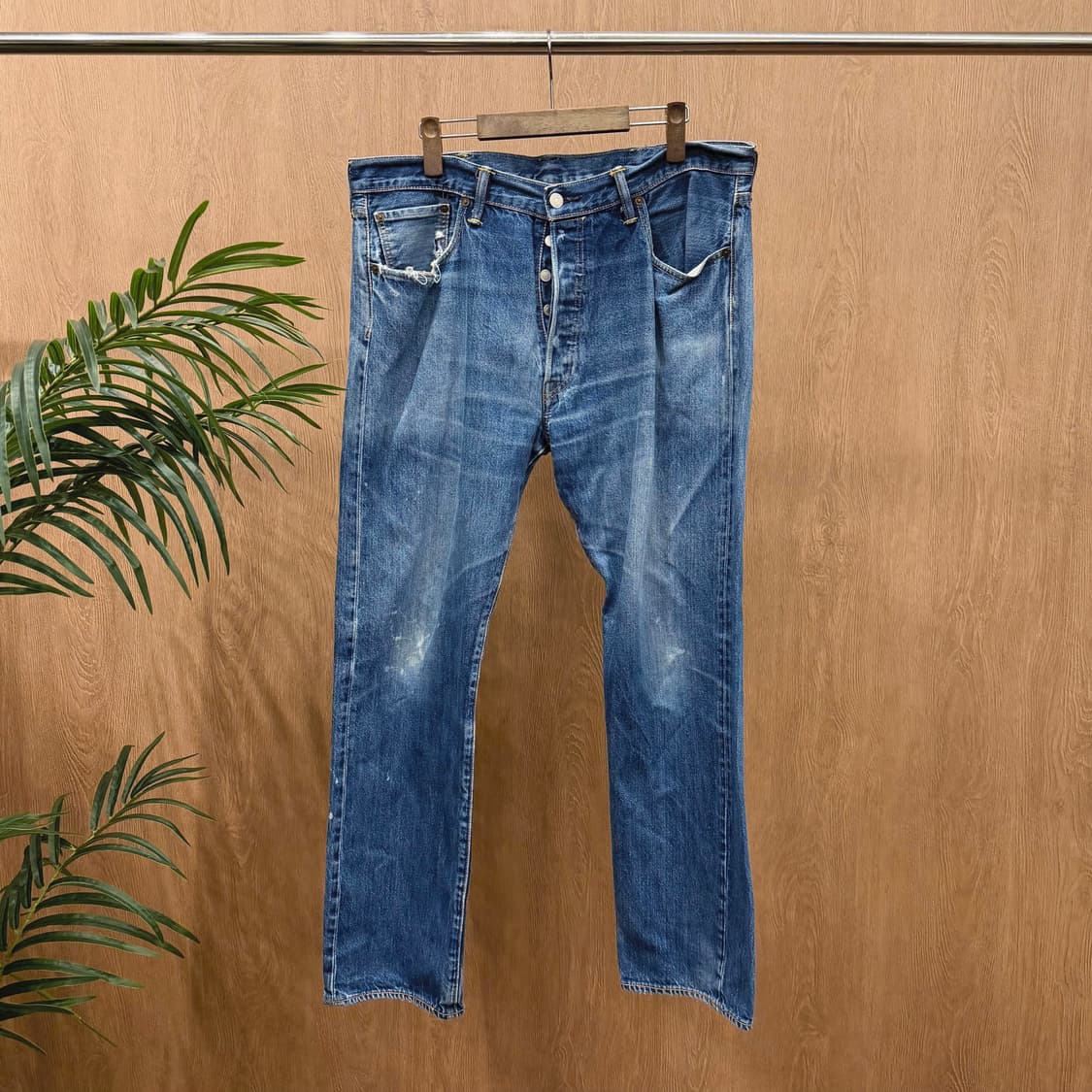 리바이스 501 워싱 데님 팬츠 버튼 클로징 레드 로고 탭 디테일 중청 상품이미지1