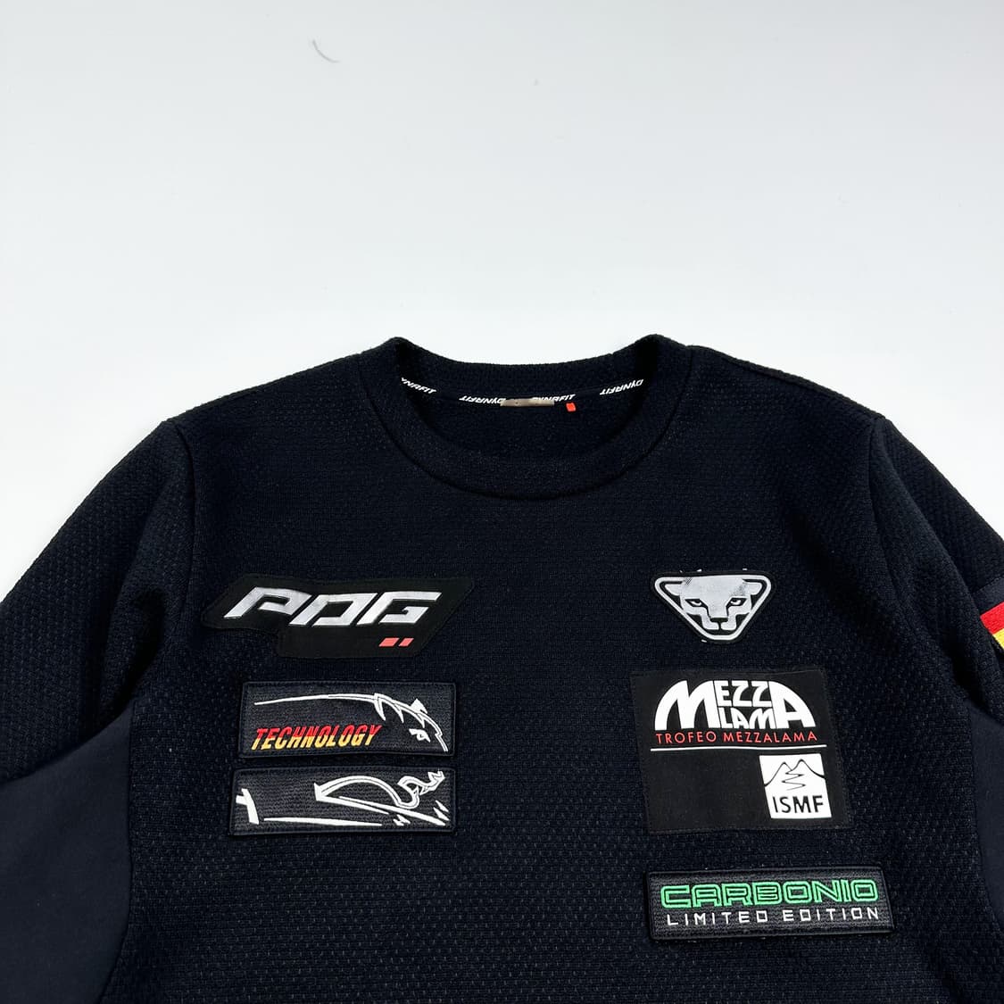 다이나핏 레이싱 패치 블랙 와플 맨투맨 (L) 상품이미지1