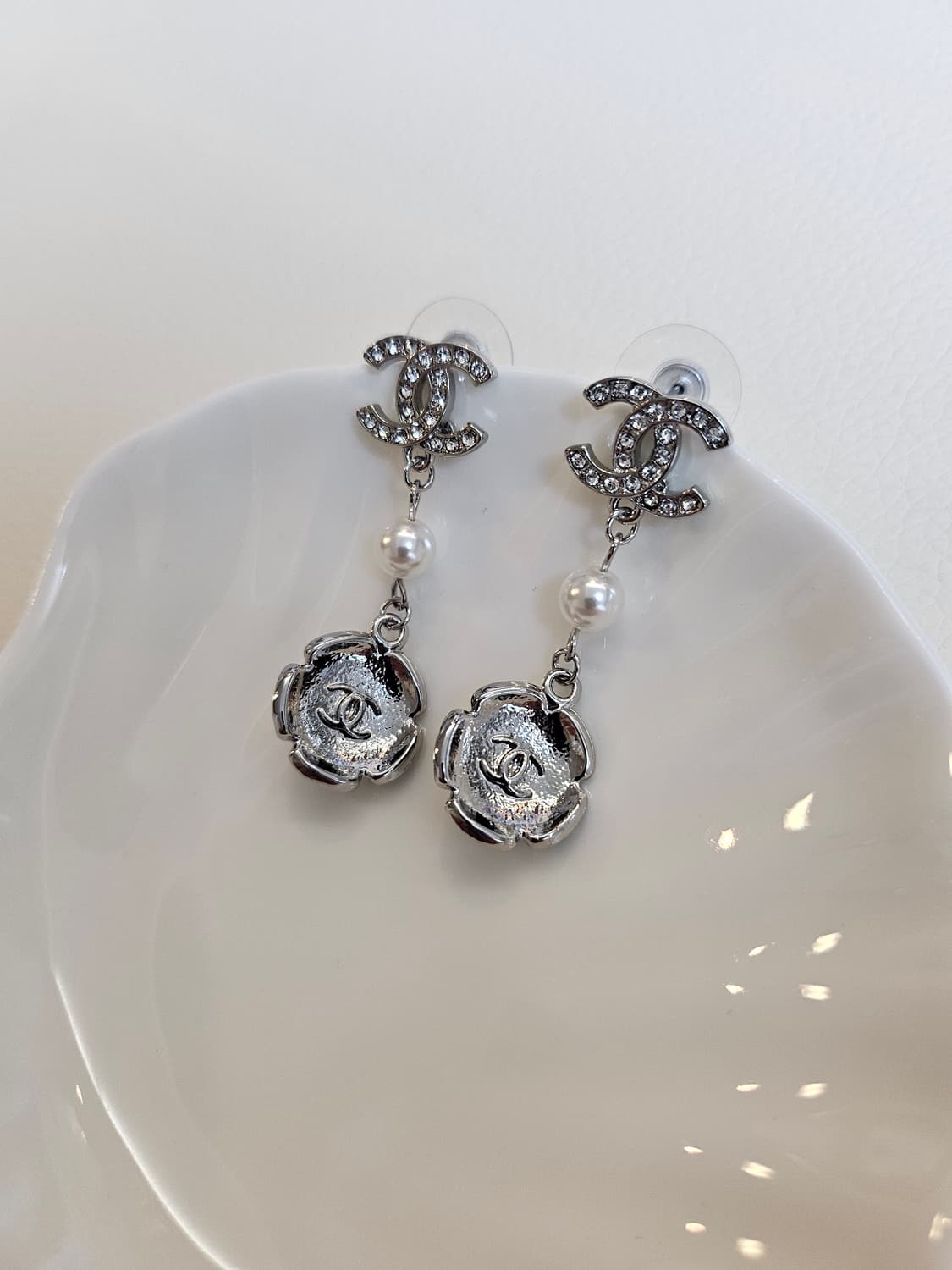 샤넬 펄블랙플라워 큐빅CC 드롭귀걸이  업사이클링 상품이미지4