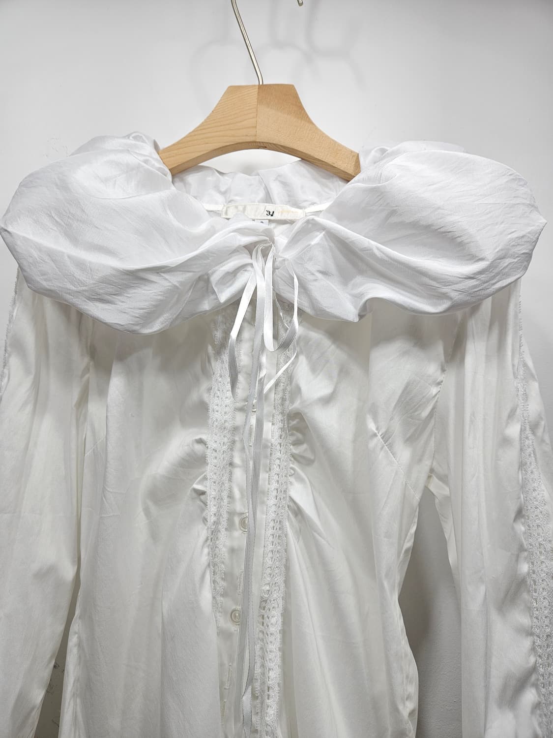 화이트 러플 블라우스 [새상품] 상품이미지3