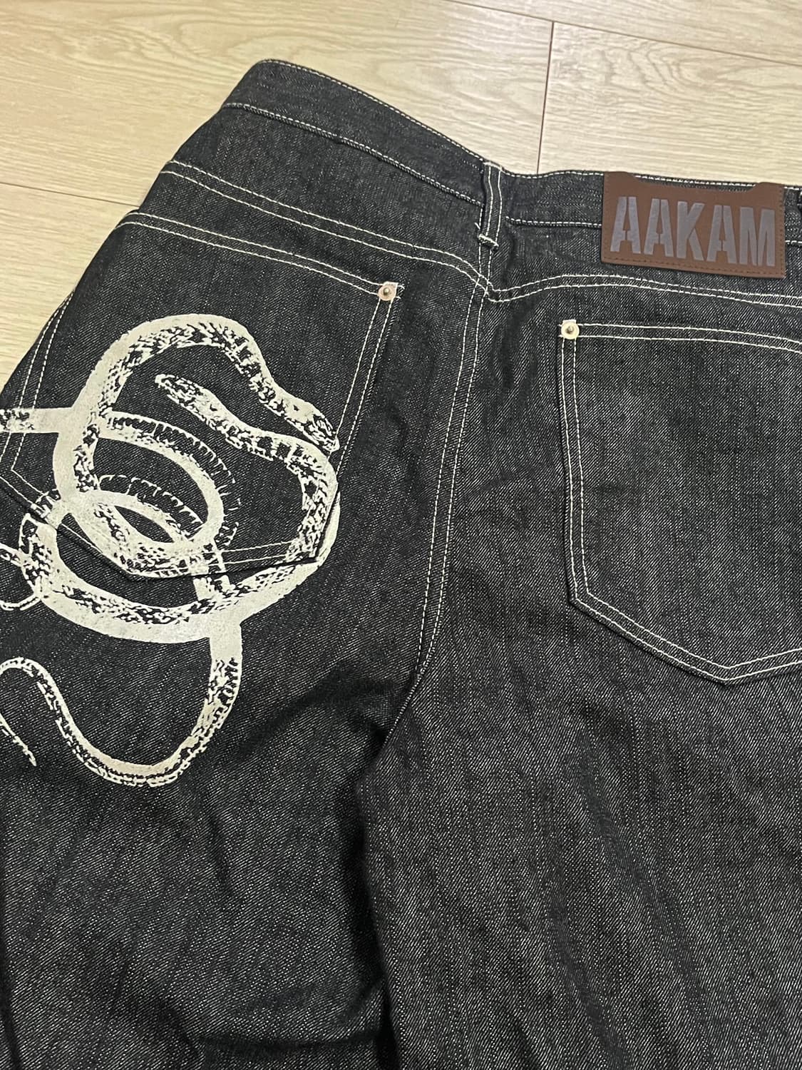 아캄 Snake Printed Denim Pants 상품이미지1
