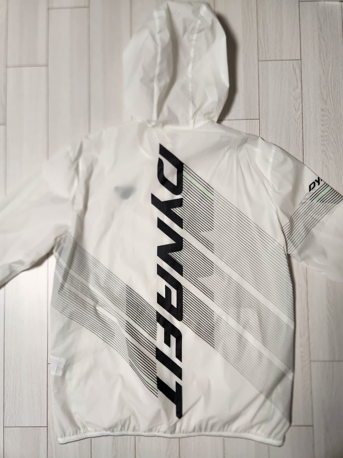 다이나핏 경량 바람막이 후드 자켓 사이즈100L

여러 중고사이트에도 같 상품이미지10