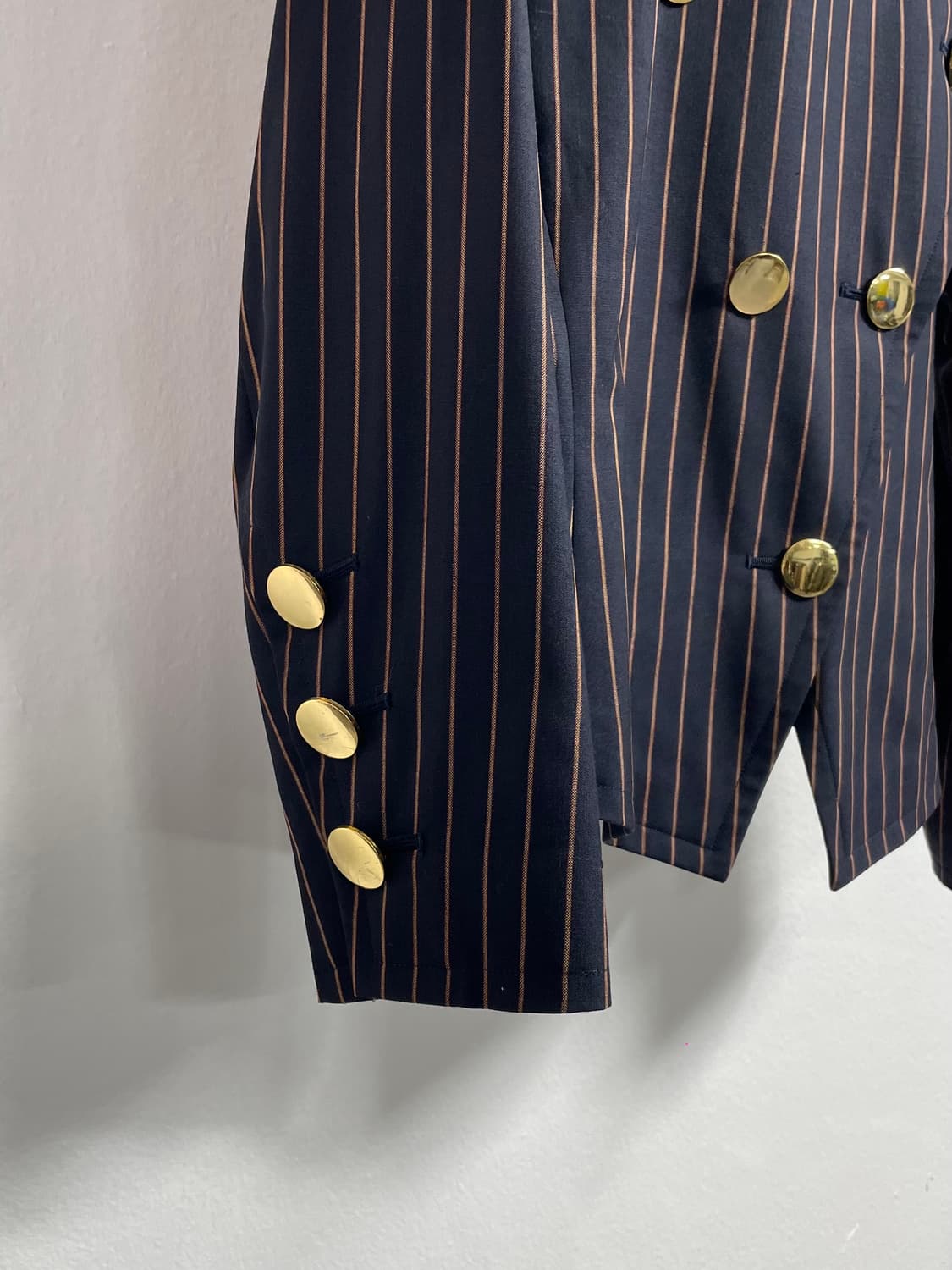 입생로랑 스트라이프 금장 브이넥 블레이저 (on.313)   상품이미지3