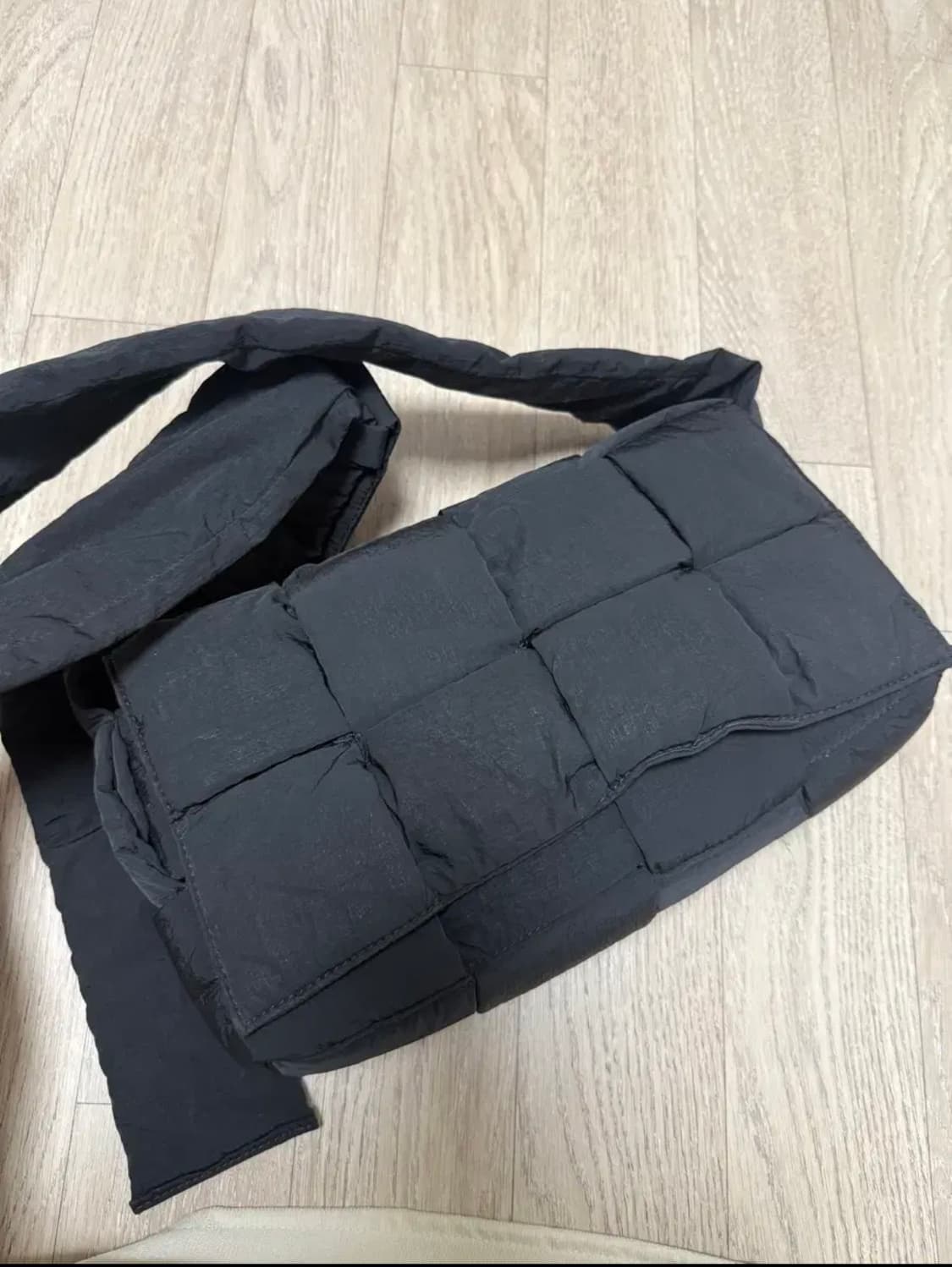 보테가 베네타 패딩 테크 카세트백 블랙 상품이미지7