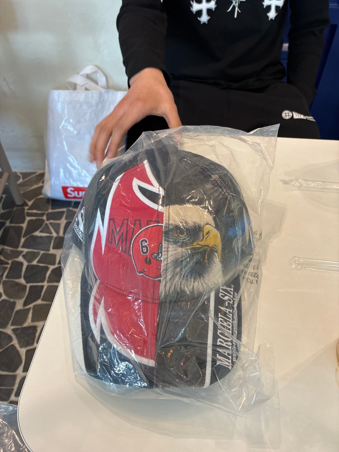 슈프림 x MM6 메종 마르지엘라 스플릿 6-패널 블랙 - 26SS 상품이미지1