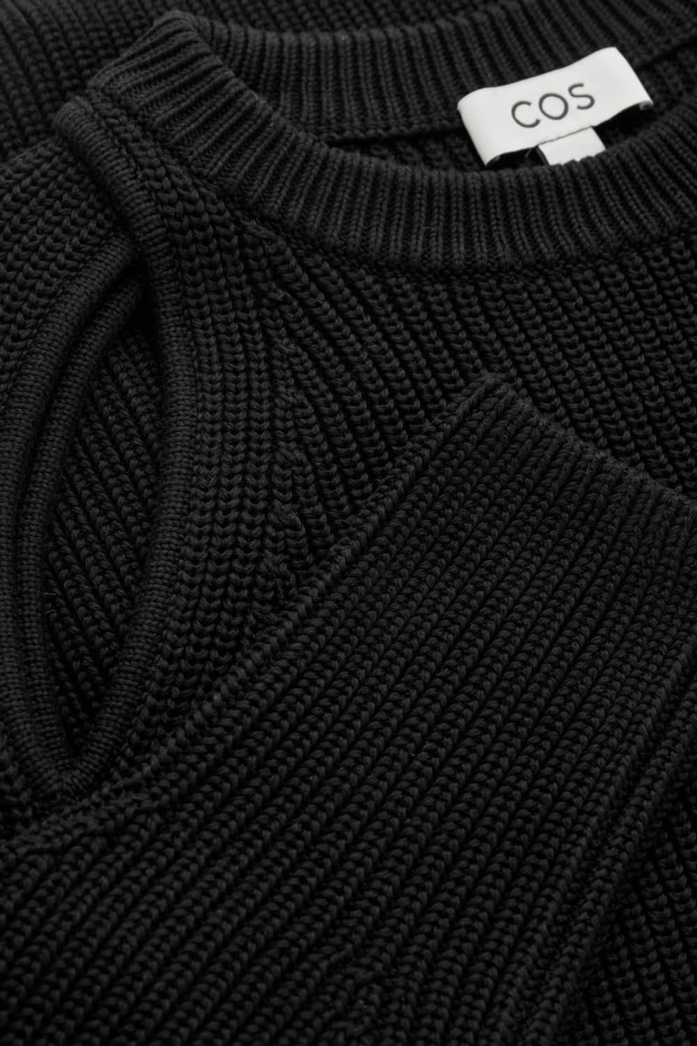 COS 니티드 컷아웃 니트 블랙 xs 상품이미지3