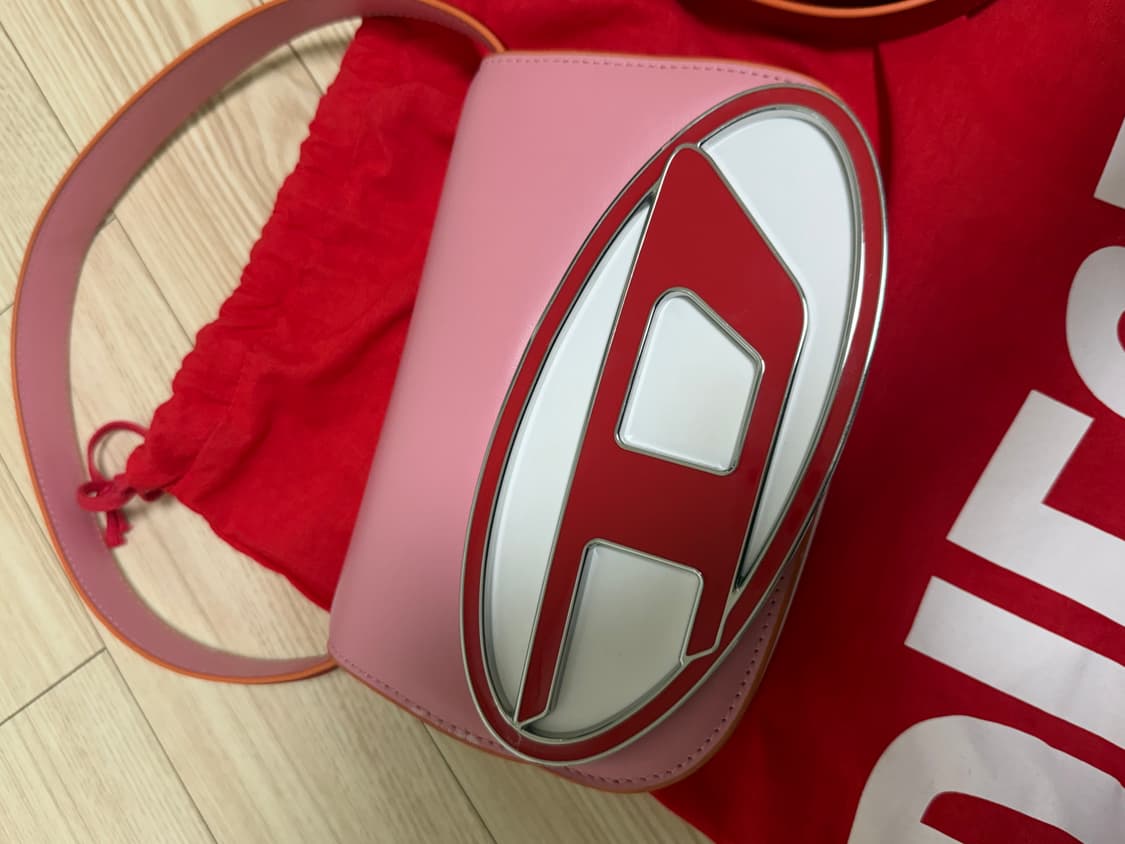 디젤 1DR 스몰 숄더백 인 나파 레더 핑크 화이트 상품이미지2