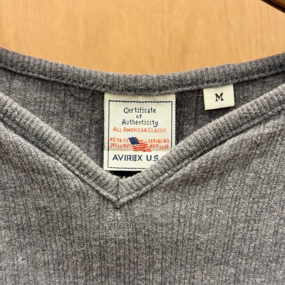 아비렉스 반팔 니트 티셔츠 브이넥라인 자수 디테일 그레이 상품이미지7