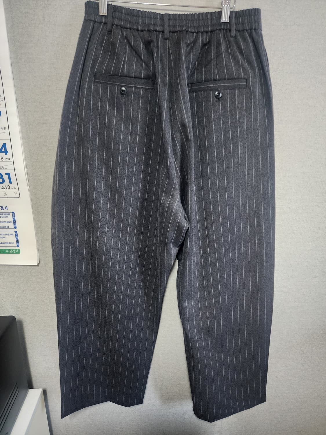 [2] 노운 와이드 테이퍼드 팬츠 스트라이프 차콜 상품이미지4
