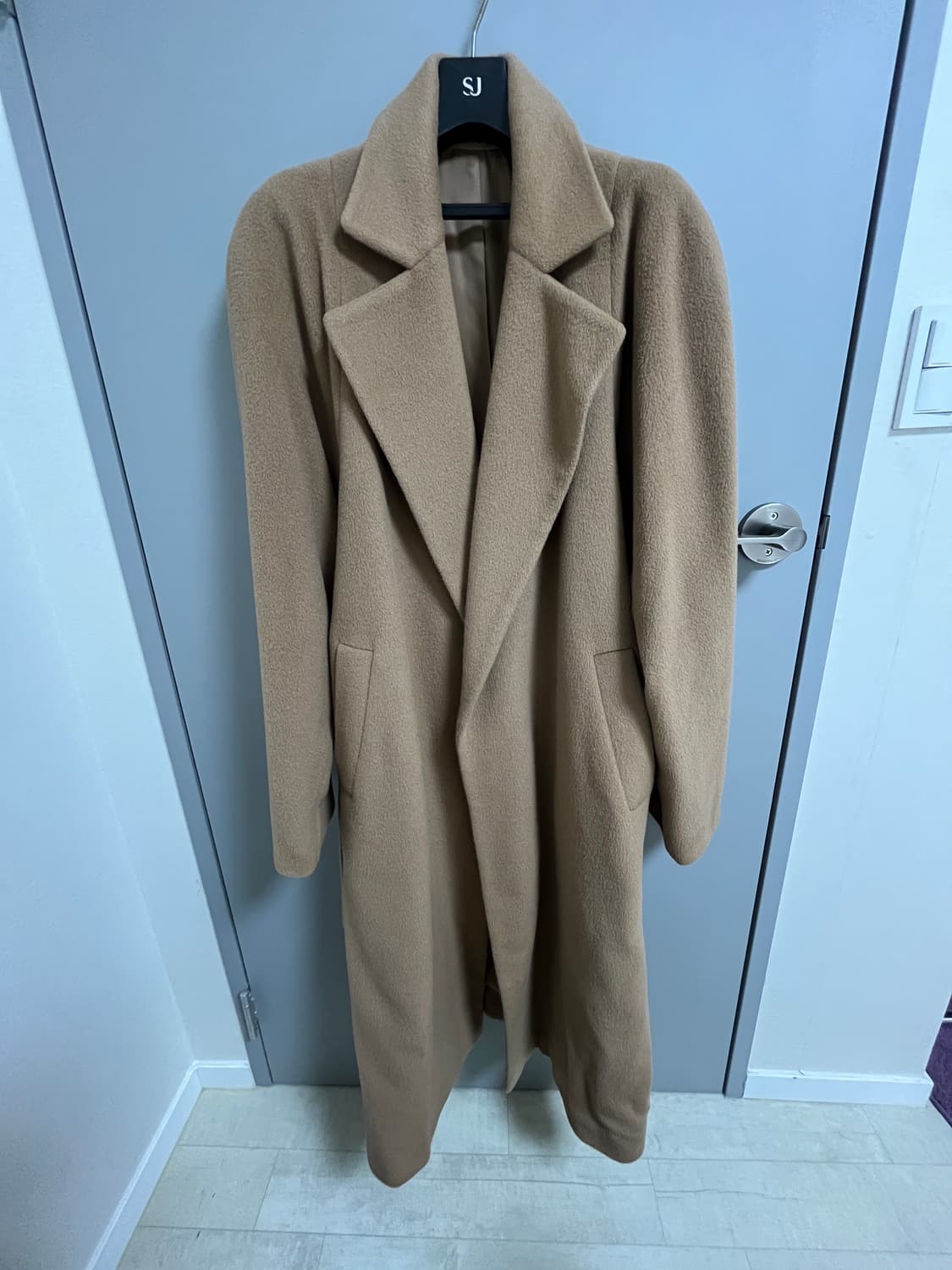 푸시버튼 샘플 베이지 코트 상품이미지1