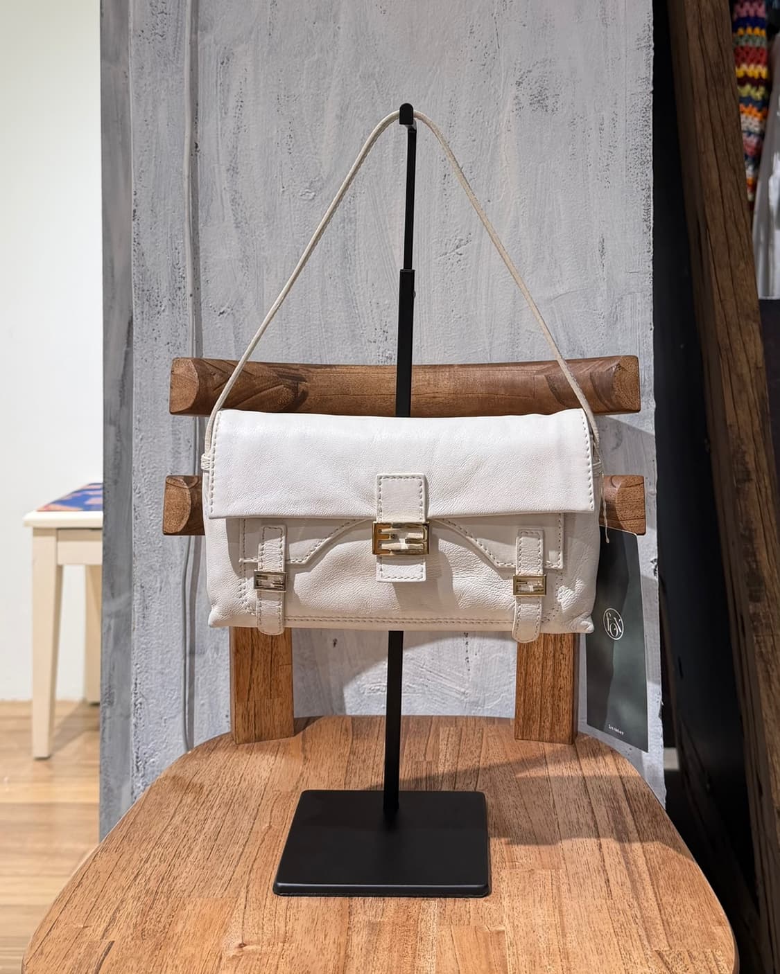 펜디 화이트 레더 바게트 숄더백 상품이미지2