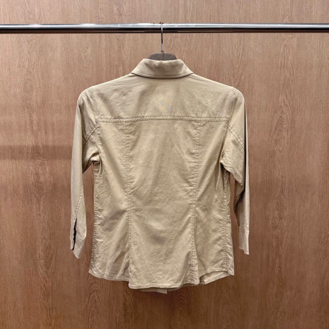 버버리 런던 더블 포켓 절개 라인 버튼 셔츠 체크 디테일 베이지 상품이미지3