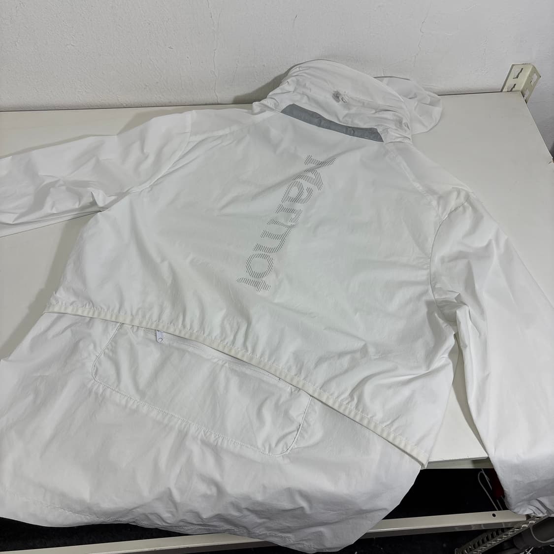 M 마모트 크림화이트 기본로고 등산 경량바람막이 상품이미지3