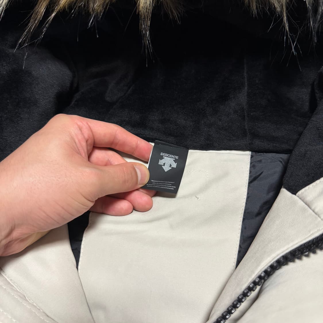 데상트 아우디 아이보리 패딩 상품이미지3