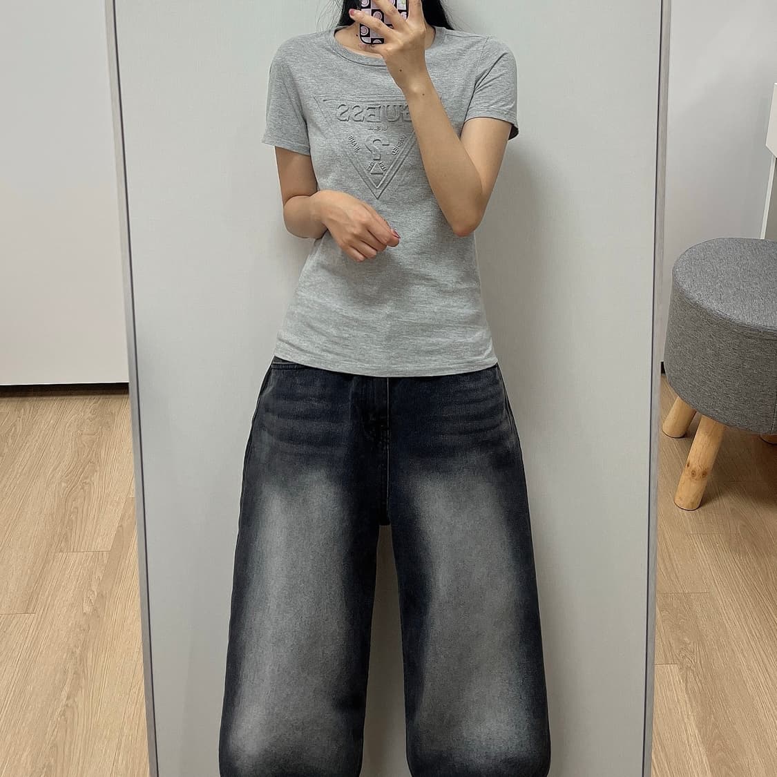 게스 엠보로고 그레이 반팔 티셔츠 상품이미지1