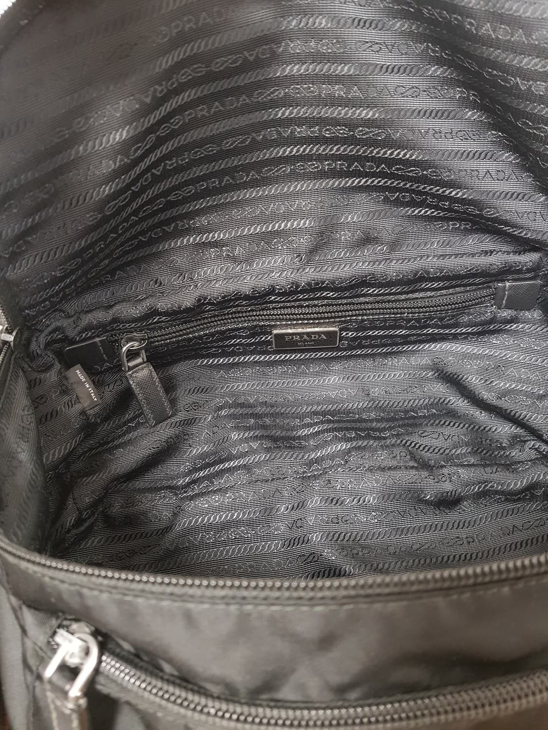 [정품] 프라다 바이커백 미디움 상품이미지8