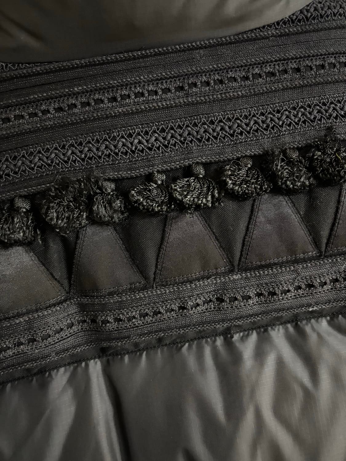 언더커버 23aw Tribal Motif 스캡 다운패딩 블랙 4 상품이미지5