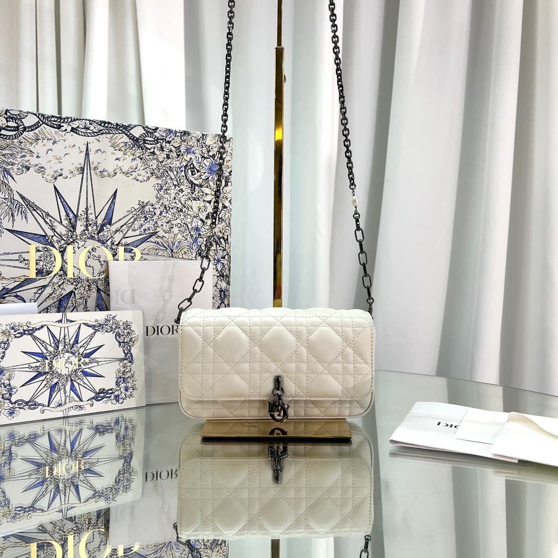 [정품] 디올 레이디디올 램스킨 까나쥬 라떼 폰 파우치 숄더백 상품이미지1