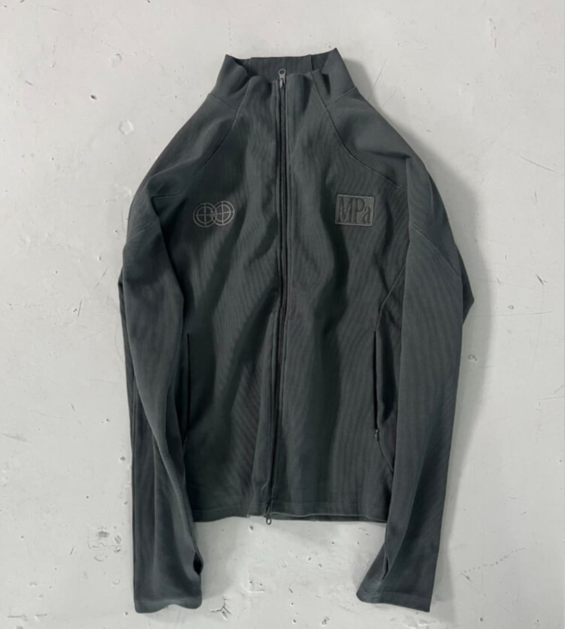 플라스틱 프로덕트 MPa RIBBED ZIP JACKET 차콜 상품이미지1