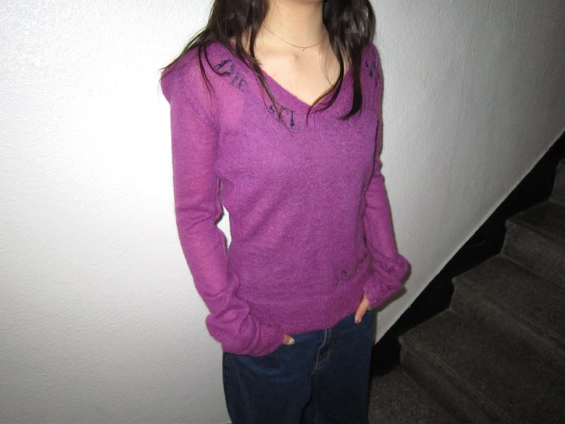 디젤 모헤어 브이넥 니트 로고 레터링 자수 디테일 슬림핏 퍼플 상품이미지3