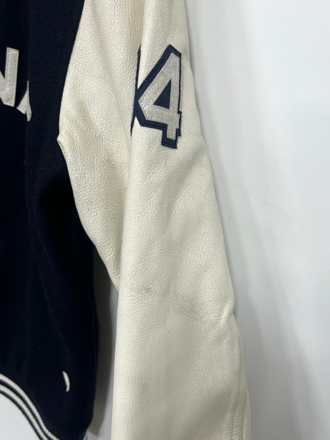 커버낫 신슐레이트 레터링 로고 소가죽 바시티 자켓 상품이미지3