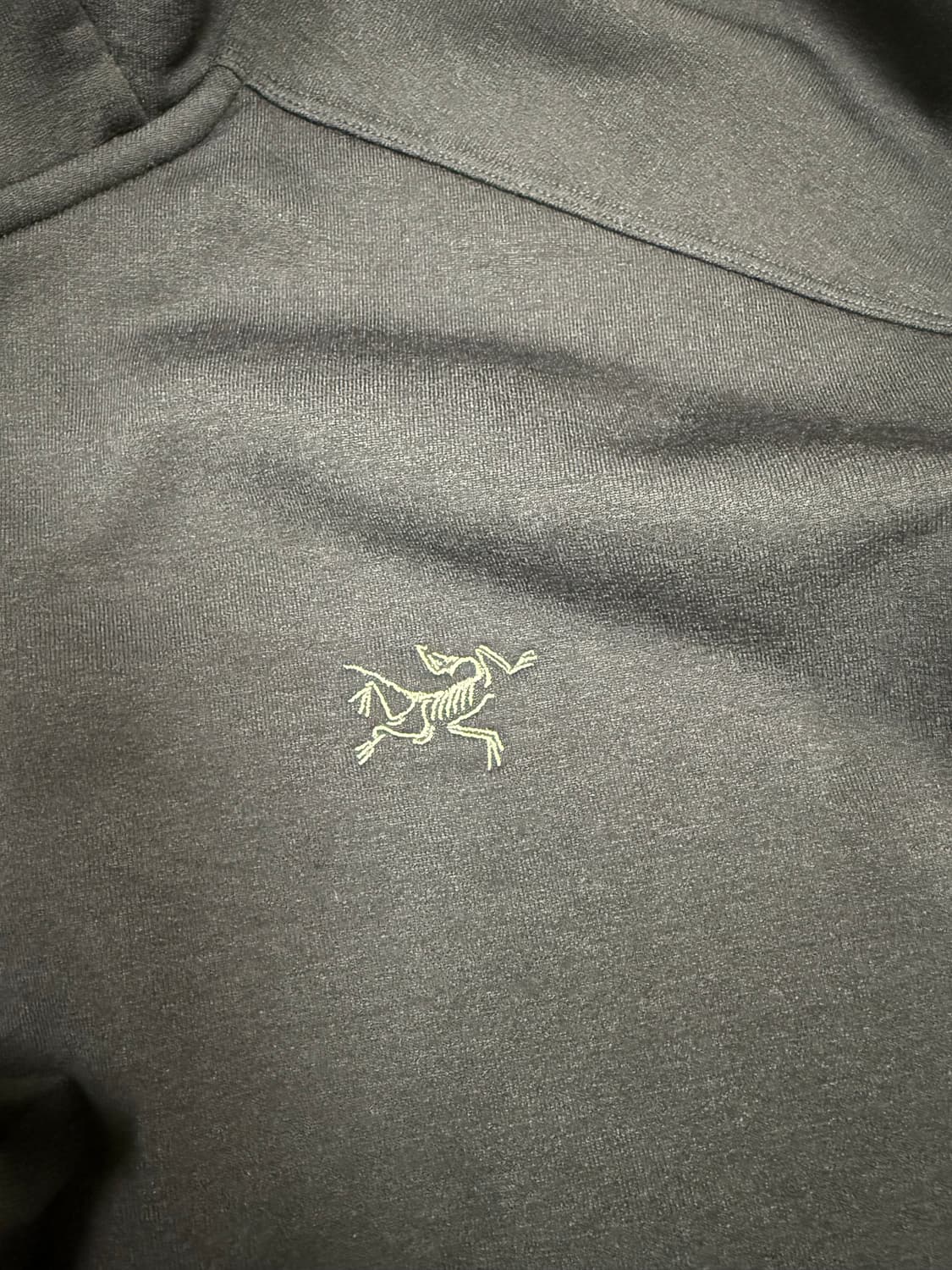 아크테릭스 카이어나이트 후디 블랙 색상입니다. XL 사이즈로,  가슴팍에 상품이미지5