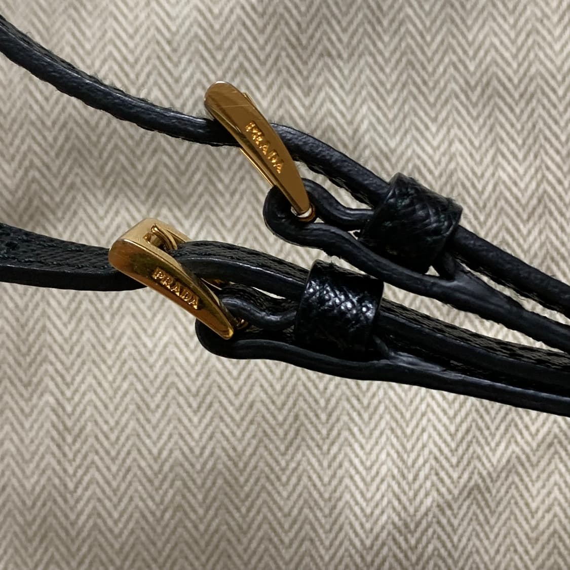 정품) 프라다 블랙 사피아노 미니 크로스백 금장 상품이미지10