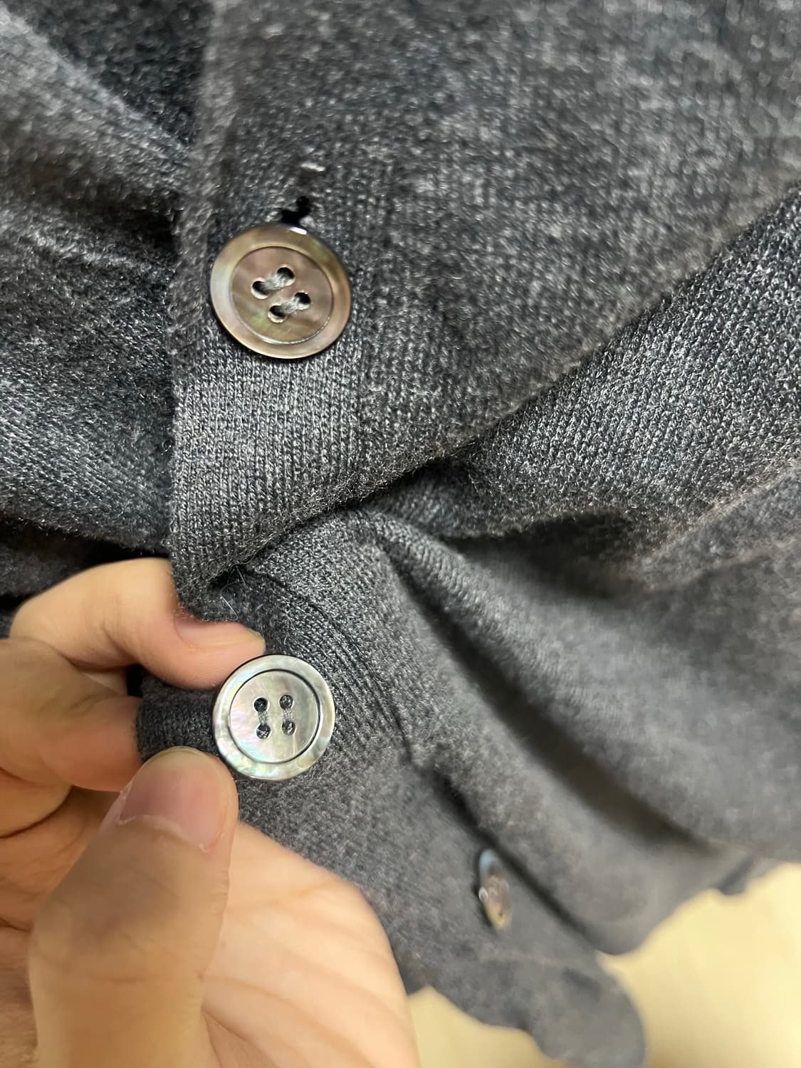 노이어 캐시미어 레이어드 풀오버 가디건 니트 다크 그레이 상품이미지4